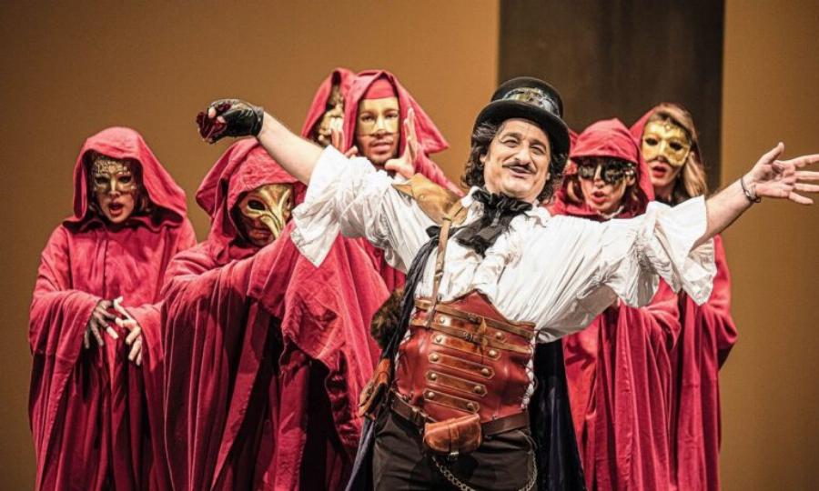 Συγκινημένος ο Βασίλης Χαραλαμπόπουλος: Aκίνητοι οι θεατές είδαν την παράστασή του μέσα στη βροχή