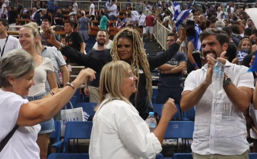 Μητέρα Γιάννη Αντετοκούνμπο: Η μητέρα τους χόρευε στην εξέδρα με την ελληνική σημαία στα χέρια