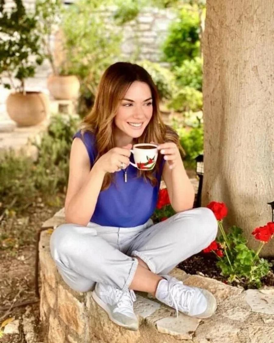 Ονειρεμένο αρχοντικό με τεράστιο κήπο: Αυτό είναι το παραδοσιακό πετρόχτιστο εξοχικό της Βάσως Λασκαράκη και του Λευτέρη Σουλτάτου στη Κρήτη