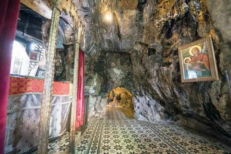 Το ομορφότερο Εκκλησάκι της Παναγίας «κρύβεται» σε έναν πλάτανο 1000 ετών: Η Παναγία η Πλατανιώτισσα