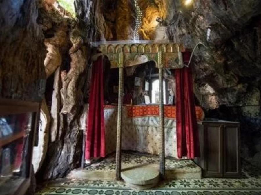 Το ομορφότερο Εκκλησάκι της Παναγίας «κρύβεται» σε έναν πλάτανο 1000 ετών: Η Παναγία η Πλατανιώτισσα