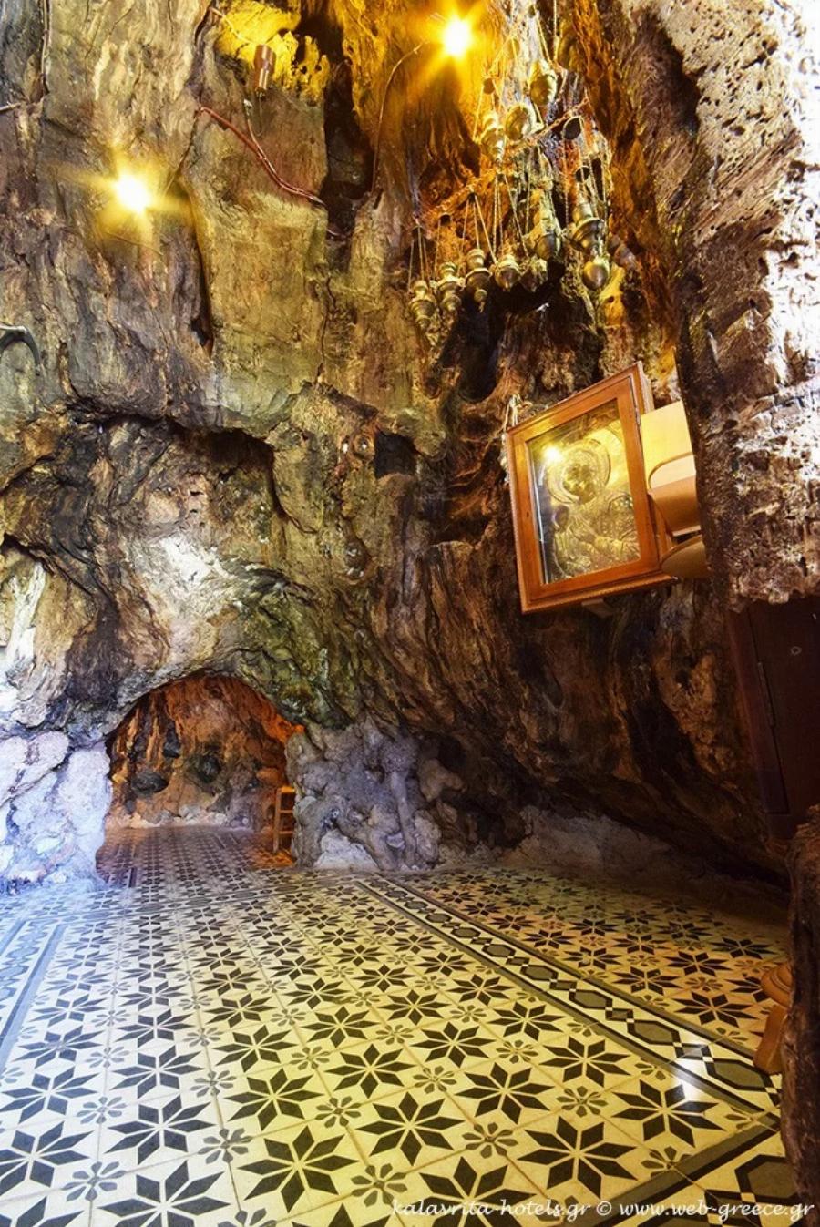 Το ομορφότερο Εκκλησάκι της Παναγίας «κρύβεται» σε έναν πλάτανο 1000 ετών: Η Παναγία η Πλατανιώτισσα