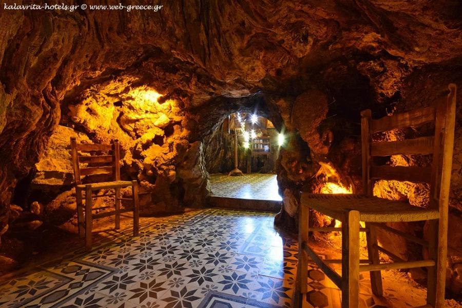 Το ομορφότερο Εκκλησάκι της Παναγίας «κρύβεται» σε έναν πλάτανο 1000 ετών: Η Παναγία η Πλατανιώτισσα