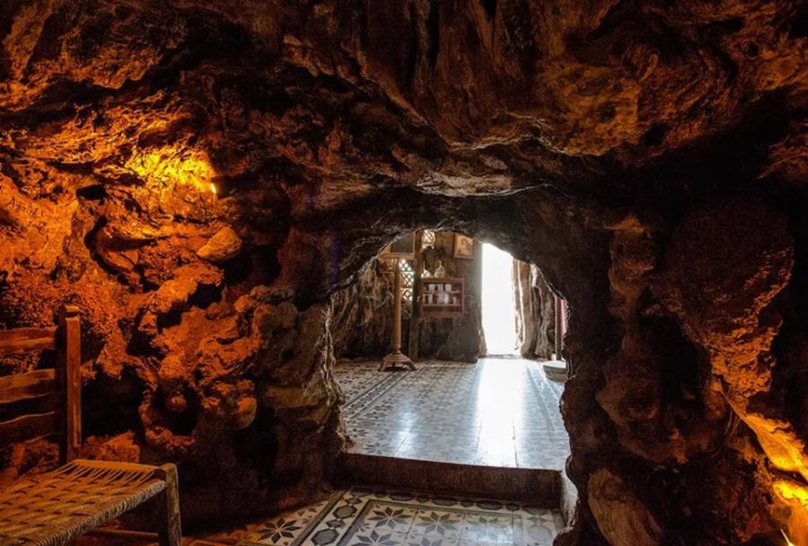 Το ομορφότερο Εκκλησάκι της Παναγίας «κρύβεται» σε έναν πλάτανο 1000 ετών: Η Παναγία η Πλατανιώτισσα