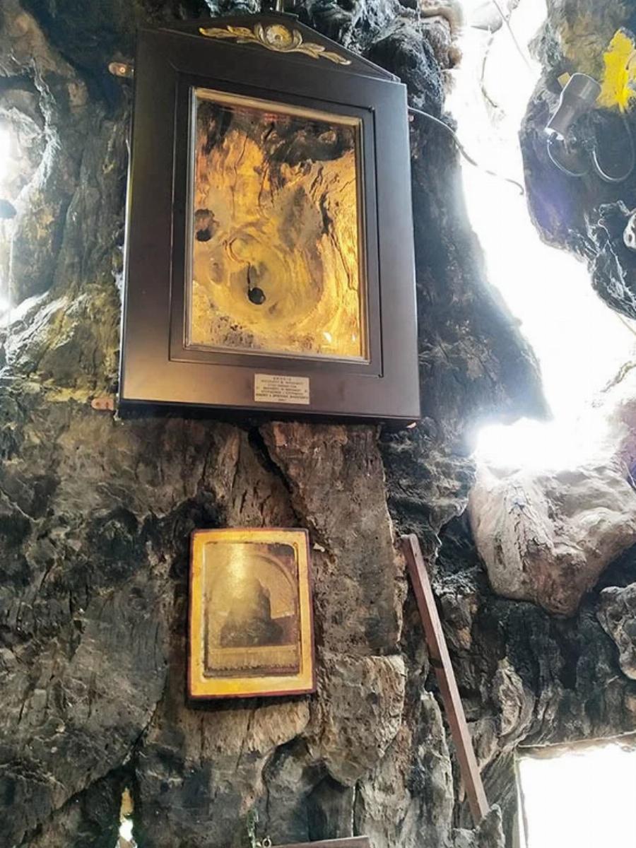 Το ομορφότερο Εκκλησάκι της Παναγίας «κρύβεται» σε έναν πλάτανο 1000 ετών: Η Παναγία η Πλατανιώτισσα