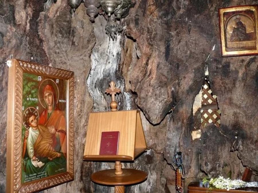 Το ομορφότερο Εκκλησάκι της Παναγίας «κρύβεται» σε έναν πλάτανο 1000 ετών: Η Παναγία η Πλατανιώτισσα