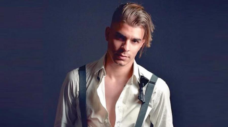 «Το κτήνος της Λαμίας είναι πατέρας μου»: Τα εφιαλτικά παιδικά χρόνια του ηθοποιού Άκη Δήμα και η αλλαγή του ονόματός του