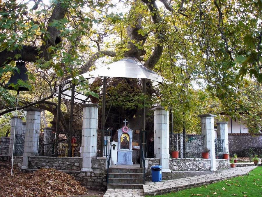 Το ομορφότερο Εκκλησάκι της Παναγίας «κρύβεται» σε έναν πλάτανο 1000 ετών: Η Παναγία η Πλατανιώτισσα