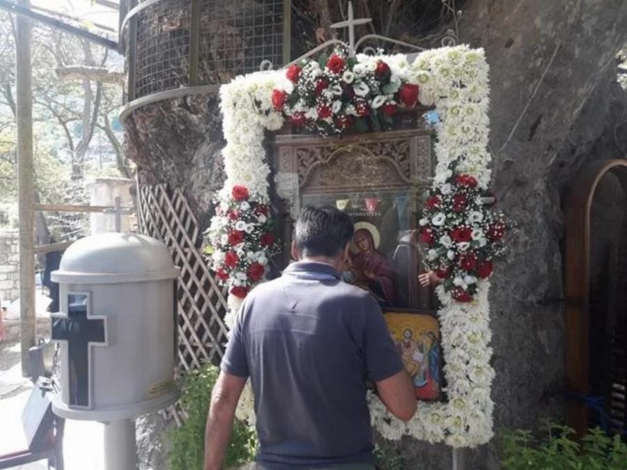 Το ομορφότερο Εκκλησάκι της Παναγίας «κρύβεται» σε έναν πλάτανο 1000 ετών: Η Παναγία η Πλατανιώτισσα