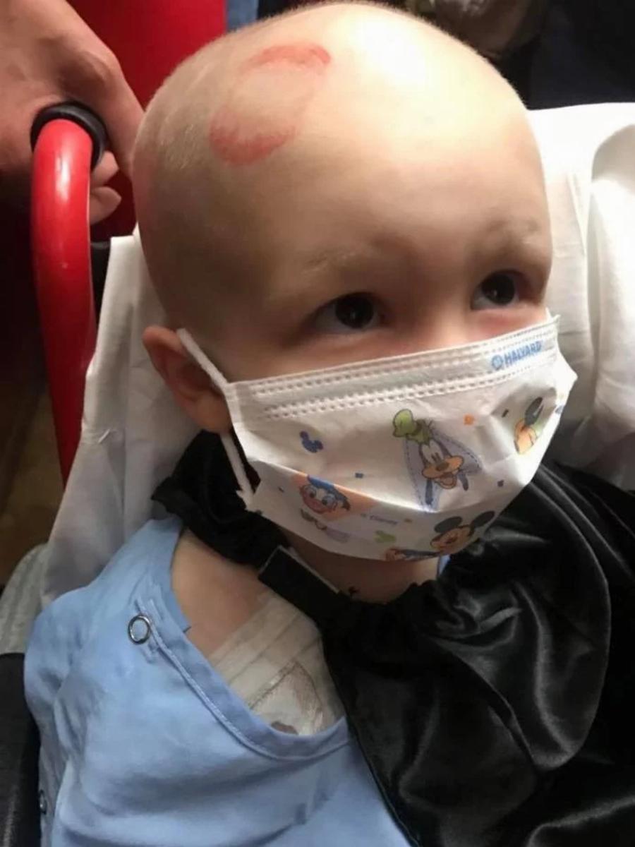 Σπαρακτικά λόγια από μια μητέρα η οποία χάνει το παιδί της από καρκίνο: Τα τελευταία λόγια στον δικό της μαχητή