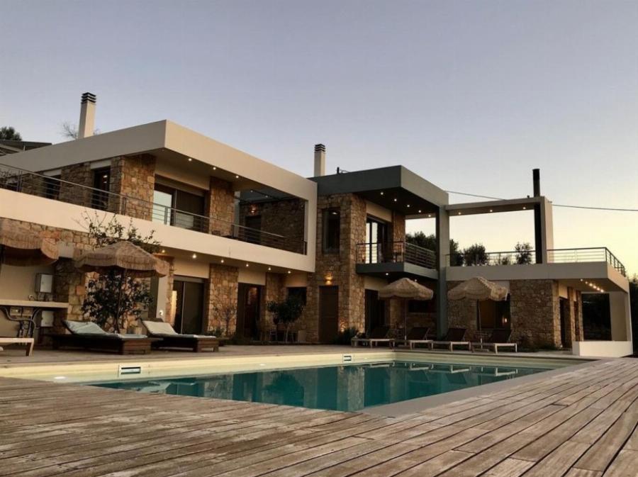 Ένας παράδεισος από πέτρα με θέα τη θάλασσα: Κόβει την ανάσα το πολυτελές ξενοδοχείο της Σταυροπούλου και του Χατζηπαναγιώτη στη Μεσσηνία