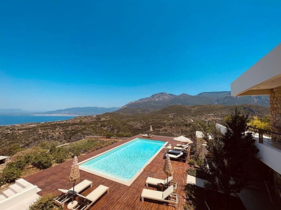 Ένας παράδεισος από πέτρα με θέα τη θάλασσα: Κόβει την ανάσα το πολυτελές ξενοδοχείο της Σταυροπούλου και του Χατζηπαναγιώτη στη Μεσσηνία