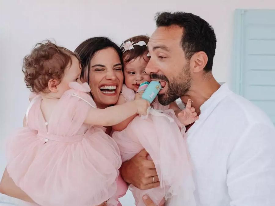 Τον αποκαλούν «μπαμπά» και εκείνος λιώνει: Ο Σάκης Τανιμανίδης τρισευτυχισμένος στο πιο τρυφερό βίντεο με τις δίδυμες κόρες του