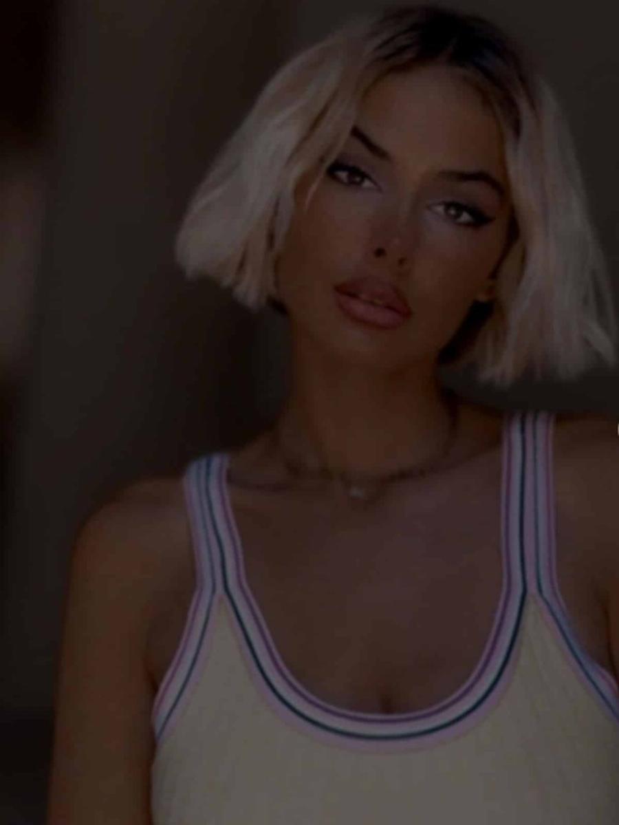 Ξεπέρασε τον Βασιλάκο και έγινε μια άλλη: Με πολύ κοντό καρέ και φουσκωμένα χείλη η Χριστίνα του Bachelor