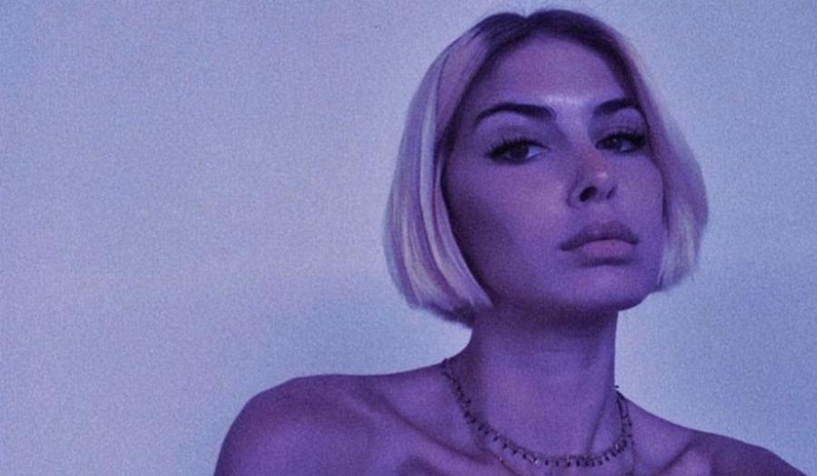 Ξεπέρασε τον Βασιλάκο και έγινε μια άλλη: Με πολύ κοντό καρέ και φουσκωμένα χείλη η Χριστίνα του Bachelor