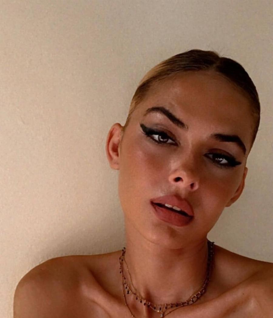 Ξεπέρασε τον Βασιλάκο και έγινε μια άλλη: Με πολύ κοντό καρέ και φουσκωμένα χείλη η Χριστίνα του Bachelor