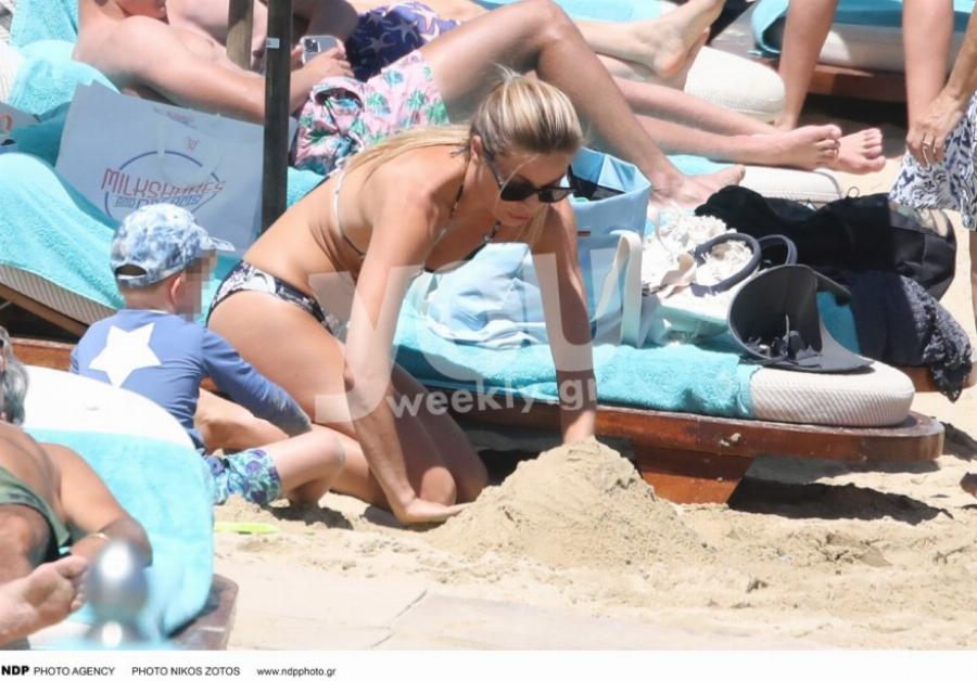 Προστατευτική και γλυκιά μανούλα η Μαριέττα Χρουσαλά: Ο φακός την έπιασε στη παραλία παίζοντας στην άμμο με τα παιδάκια της