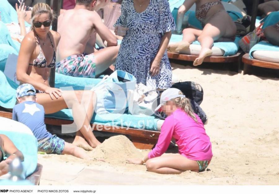 Προστατευτική και γλυκιά μανούλα η Μαριέττα Χρουσαλά: Ο φακός την έπιασε στη παραλία παίζοντας στην άμμο με τα παιδάκια της