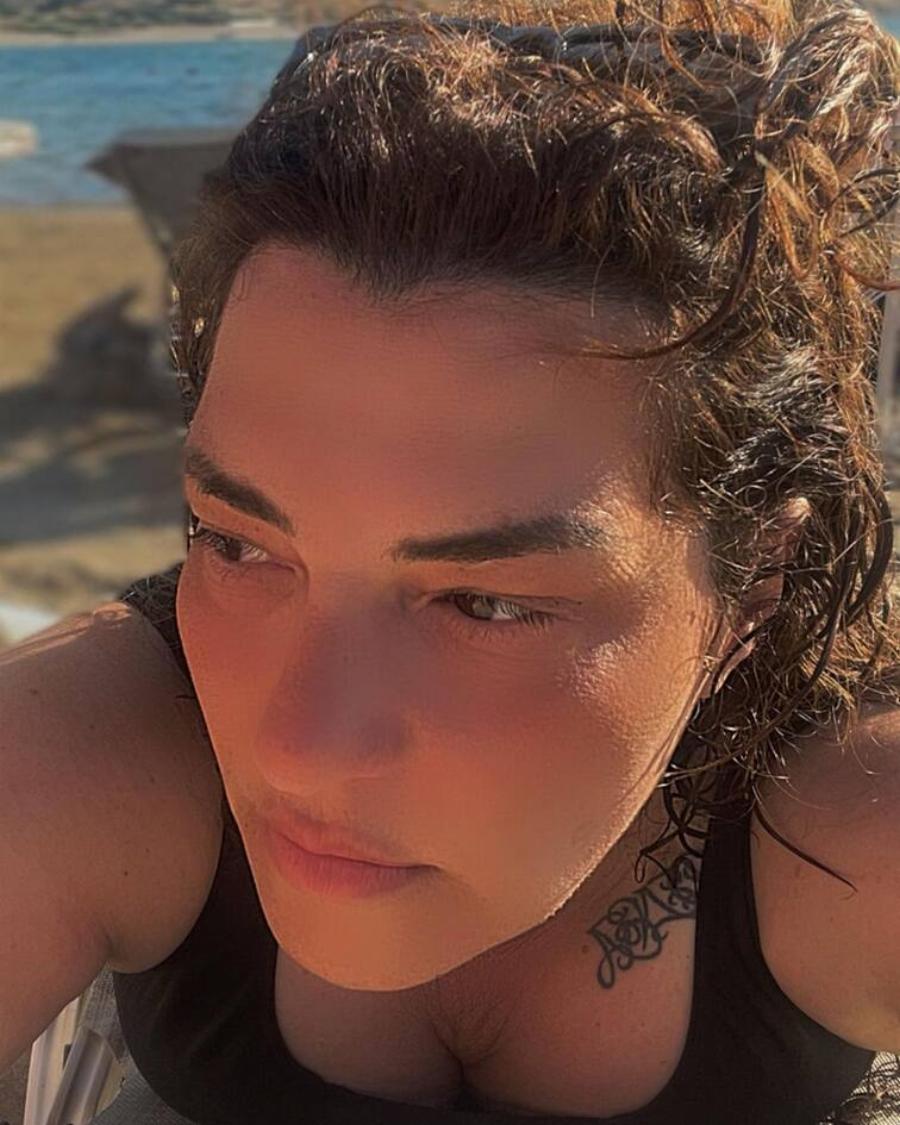 Στην παραλία «λουσμένη» από τον ήλιο: Η Κατερίνα Ζαρίφη φορά το μαγιό της, κάνει ηλιοθεραπεία και εντυπωσιάζει