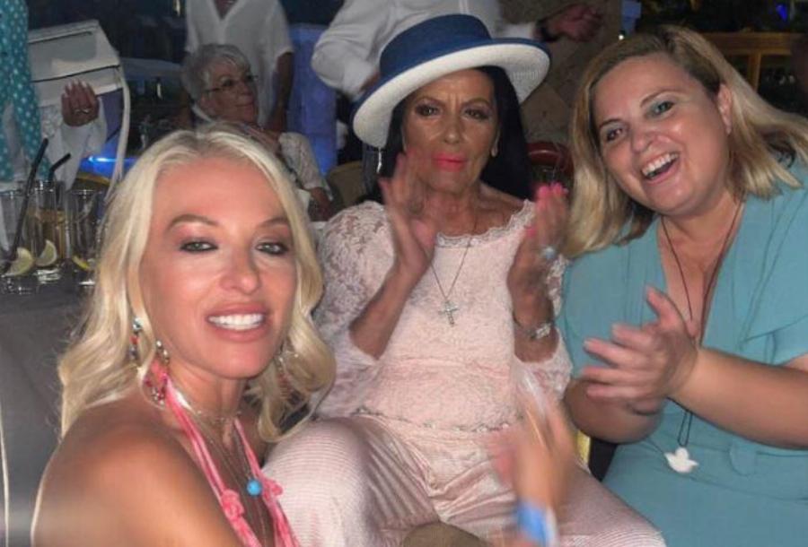 Κούκλα και αγέραστη: Η 89χρονη καλλονή Ζωζώ Σαπουτζάκη διασκέδασε σε ένα ξέφρενο βράδυ και γοήτευσε τους πάντες