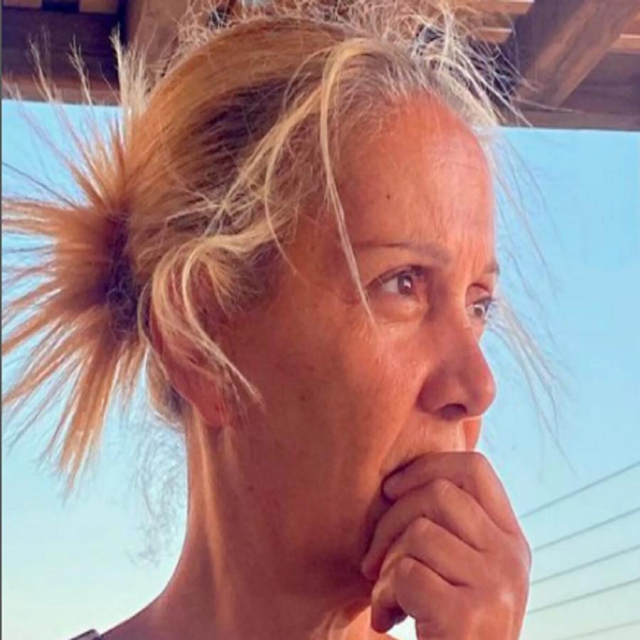 Φανερά αδυνατισμένη και με μαγιό: Η Έλντα Πανοπούλου φωτογραφίζεται στη θάλασσσα 29 χρόνια μετά το τέλος του «Ρετιρέ»