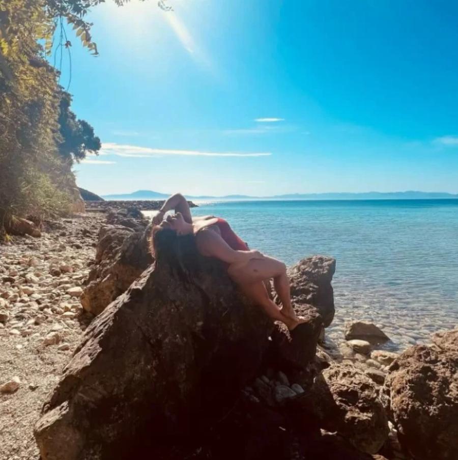 Πιο σέξι και όμορφη από ποτέ η Δανάη Μπάρκα: Η “πικάντικη” φωτογραφία με μαγιό και η πόζα πάνω στα βράχια