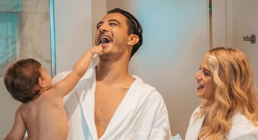 Τζένη Θεωνά: Η ερωτική εξομολόγηση στον σύντροφο της, η καριέρα στην τηλεόραση και όσα δήλωσε για την εμπειρία της εγκυμοσύνης της