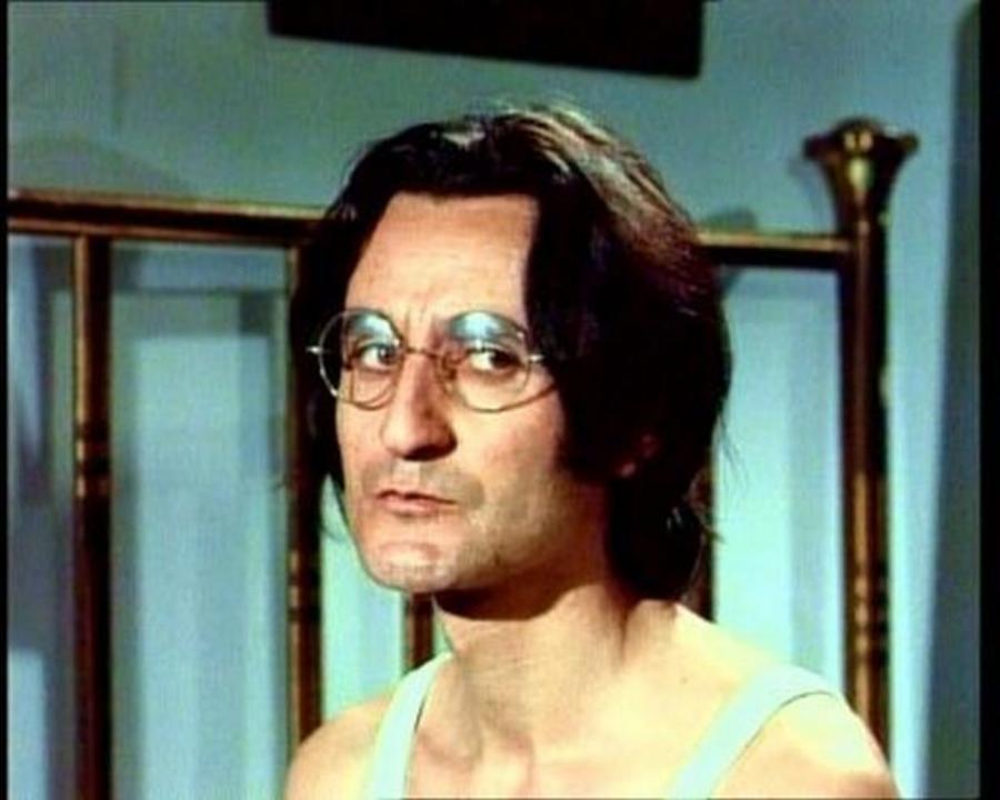 Σωτήρης Μουστάκας: Η φυλακή στα 15 του, το πλαστό διαβατήριο για να ταξιδέψει στην Αθήνα, η άρνηση να πάει Χόλιγουντ και το πρόωρο τέλος