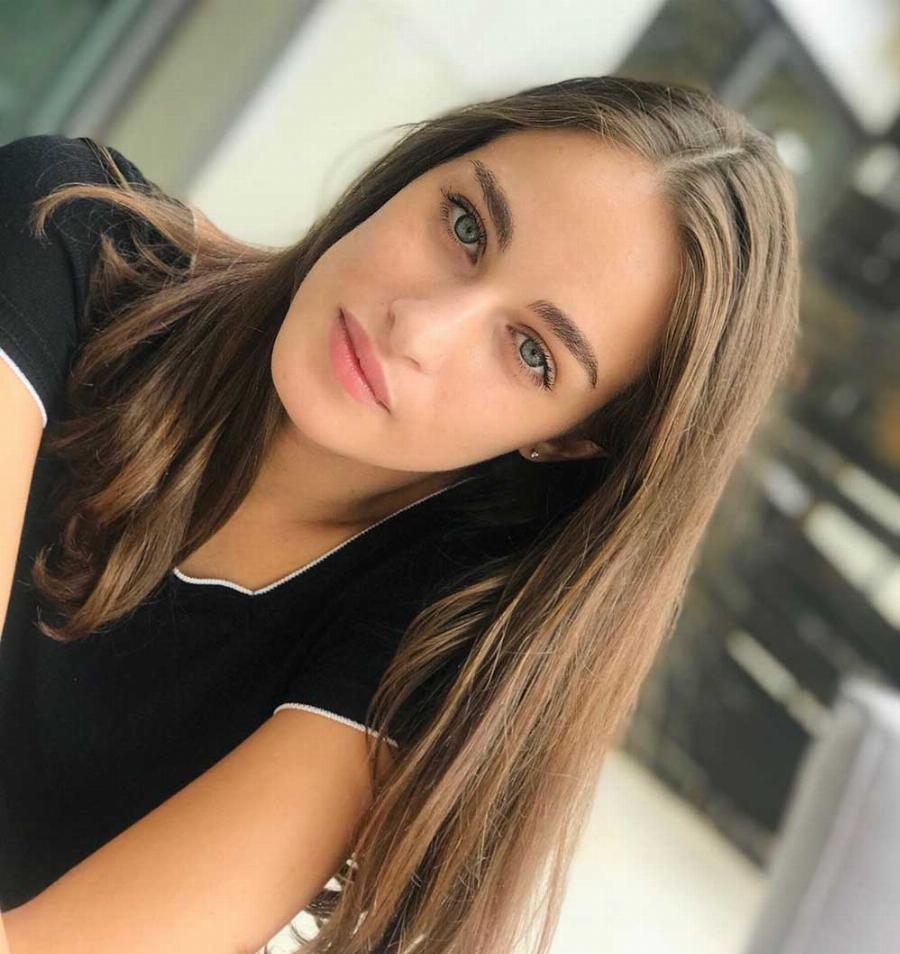 Προκάλεσε πανικό η Μαρία Βοσκοπούλου: Πιο μαυρισμένη από ποτέ με μαντήλι στο κεφάλι και  αναλογίες μοντέλου