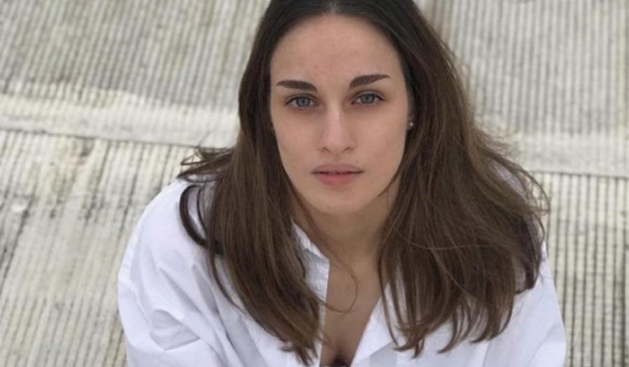 Κόβει την ανάσα η Μαρία Βοσκοπούλου: Η καλλονή κόρη του Τόλη έμεινε topless διαβάζοντας το βιβλίο της