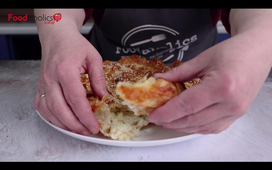 Φάε για να σε πιάσει: Σουσαμένια τσαλακωτή τυρόπιτα με τυρί φέτα και γιαούρτι έτοιμη σε 10 λεπτά