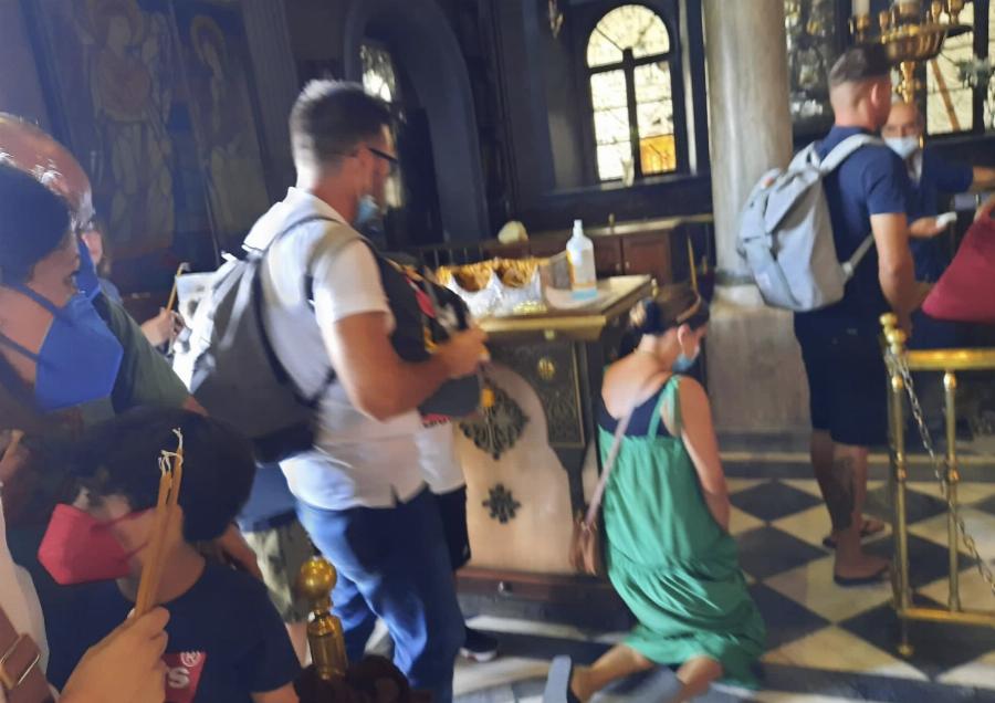 Θαύμα από την Μεγαλόχαρη Παναγία της Τήνου: Χιλιάδες πιστοί στα γόνατα φτάνουν στην Εκκλησία