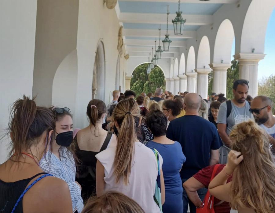 Θαύμα από την Μεγαλόχαρη Παναγία της Τήνου: Χιλιάδες πιστοί στα γόνατα φτάνουν στην Εκκλησία