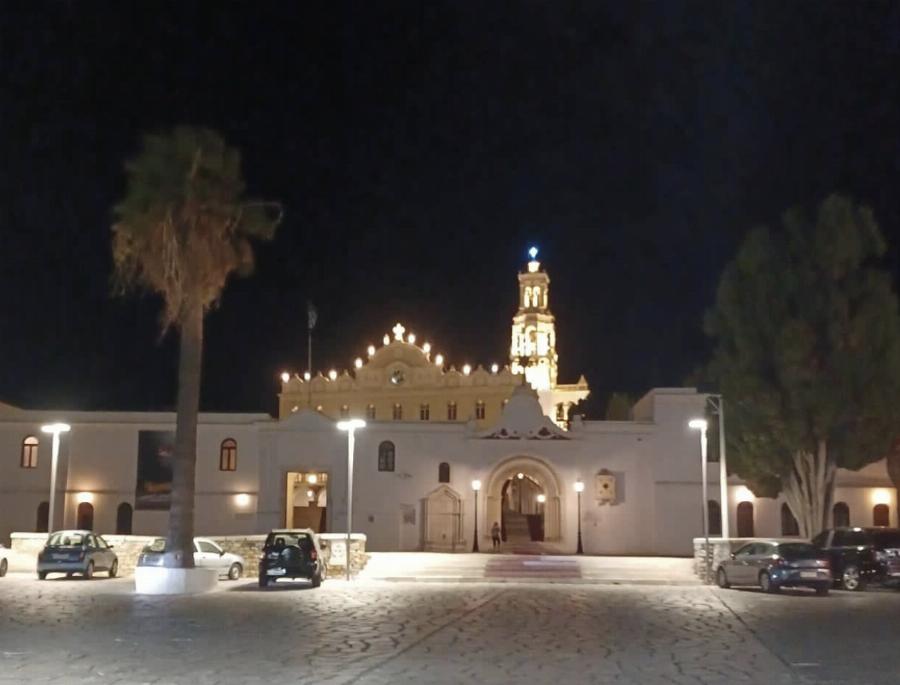 Θαύμα από την Μεγαλόχαρη Παναγία της Τήνου: Χιλιάδες πιστοί στα γόνατα φτάνουν στην Εκκλησία