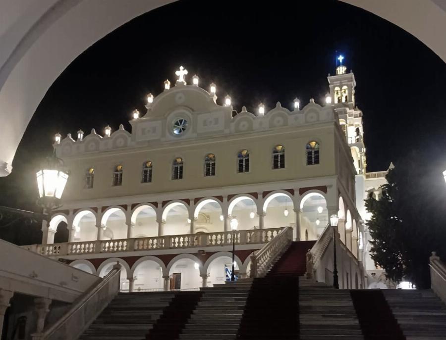 Θαύμα από την Μεγαλόχαρη Παναγία της Τήνου: Χιλιάδες πιστοί στα γόνατα φτάνουν στην Εκκλησία