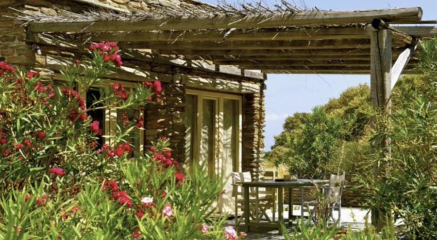 Για πρώτη φορά στην δημοσιότητα, φωτογραφίες από το εσωτερικό της βίλας της Ελένης Μενεγάκη στην Άνδρο