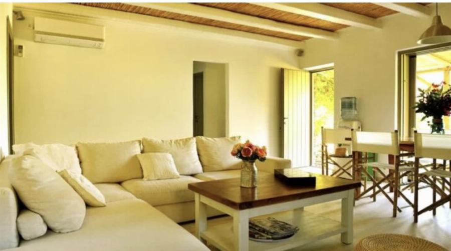 Για πρώτη φορά στην δημοσιότητα, φωτογραφίες από το εσωτερικό της βίλας της Ελένης Μενεγάκη στην Άνδρο