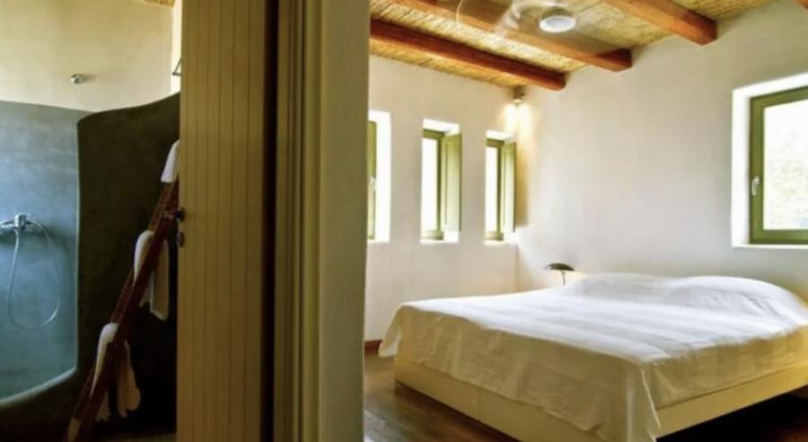 Για πρώτη φορά στην δημοσιότητα, φωτογραφίες από το εσωτερικό της βίλας της Ελένης Μενεγάκη στην Άνδρο