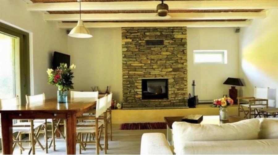 Για πρώτη φορά στην δημοσιότητα, φωτογραφίες από το εσωτερικό της βίλας της Ελένης Μενεγάκη στην Άνδρο