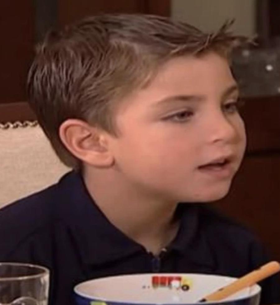 Δεν θα τον αναγνώριζε ούτε η Μαρία Λεκάκη: Άφησε μούσια, γυμνάστηκε και είναι πιο όμορφος από ποτέ ο Φοίβος από τη «Νταντά»