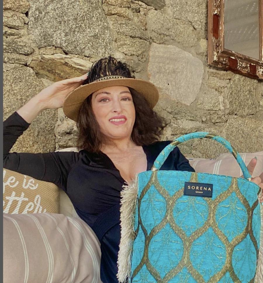 Καλοκαιρινές διακοπές στην Ιό για την Ιωάννα Παλιοσπύρου: Χαμόγελα ξανά, ύστερα από τα δυο χρόνια της επίθεσης