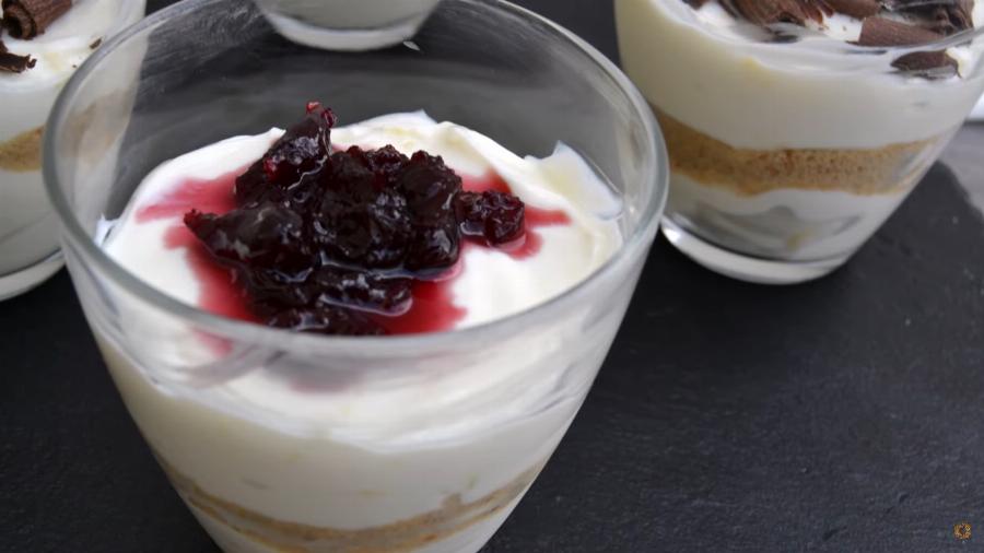 Ένα γλύκισμα σαν αφρός: Λαχταριστό και οικονομικό γλυκό ψυγείου με γιαούρτι και 3 υλικά