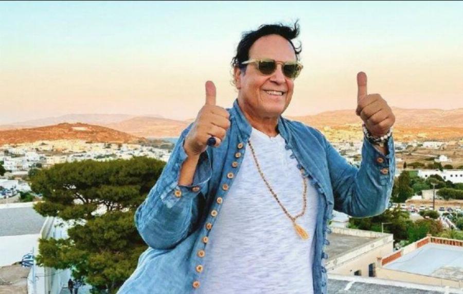 Ξαπλωμένος στην άμμο ο Χάρης Ρώμας με το μαγιό του – Απολαμβάνει τις καλοκαιρινές του διακοπές στα Χανιά