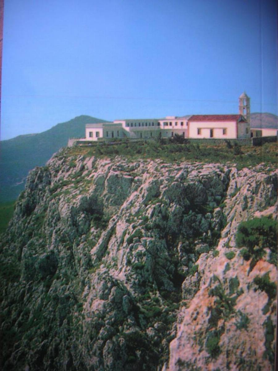 Η Αγία διωκόμενη παρακάλεσε το Θεό λέγοντας «σκίσε γη και κρύψε με»: Αγία Ελέσα Οσιομάρτυς που μαρτύρησε στα Κύθηρα