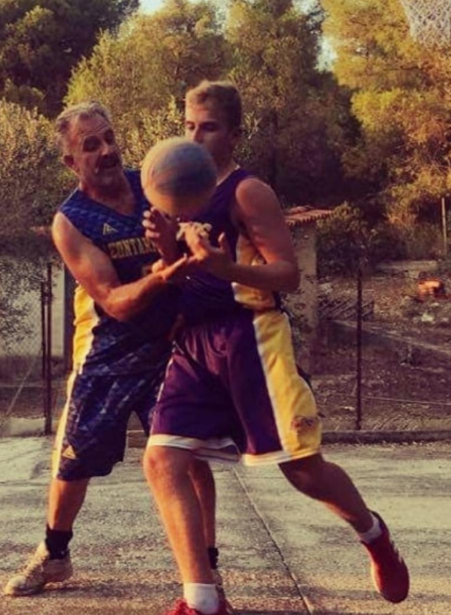 Μεγάλωσε και έγινε ολόκληρο παλικάρι: Αυτός είναι ο γιος της Θεοφανίας Παπαθωμά και του Πασχάλη Τσαρούχα που τους μοιάζει απίστευτα πολύ