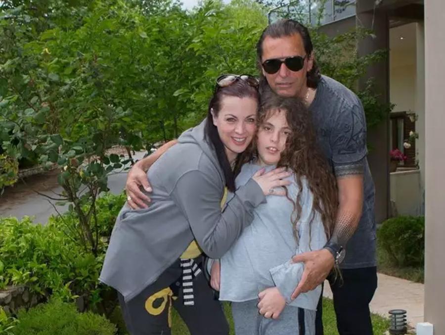 «Όταν έχεις παιδί με αναπηρία, η δική σου ζωή και οι προσωπικές σου ανάγκες εκμηδενίζονται, τη σκυτάλη παίρνει η υγεία του παιδιού»: Η εξομολόγηση της Νένας Χρονοπούλου