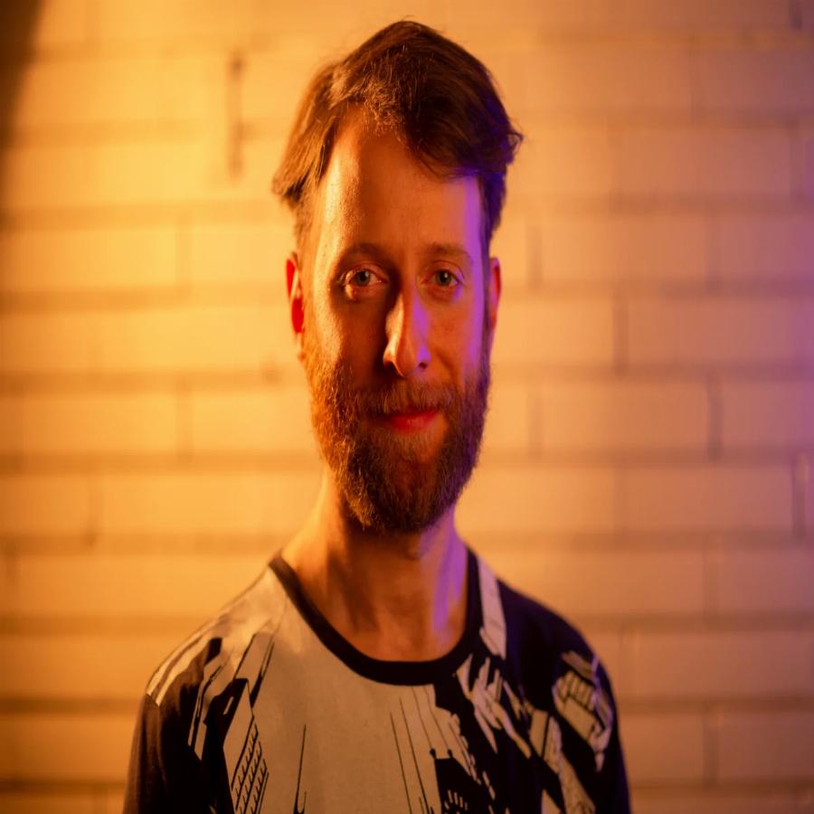 Ο δημοφιλής ηθοποιός Νικόλας Παπαδομιχελάκης καταγγέλει: «Κόψανε το ρεύμα στο σπίτι της μάνας μου – Η ΔΕΗ είναι ο καρκίνος μας»