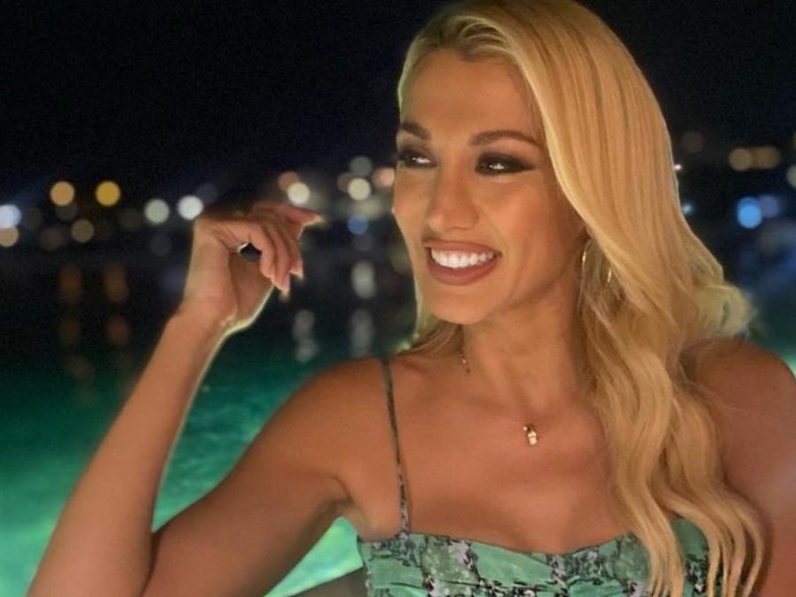 Η τρυφερή στιγμή της Ιωάννας Παλιοσπύρου με την Κωνσταντίνα Σπυροπούλου: Με εντυπωσιακό mini, κίτρινο σετάκι αγγίζει την κοιλιά της παρουσιάστριας