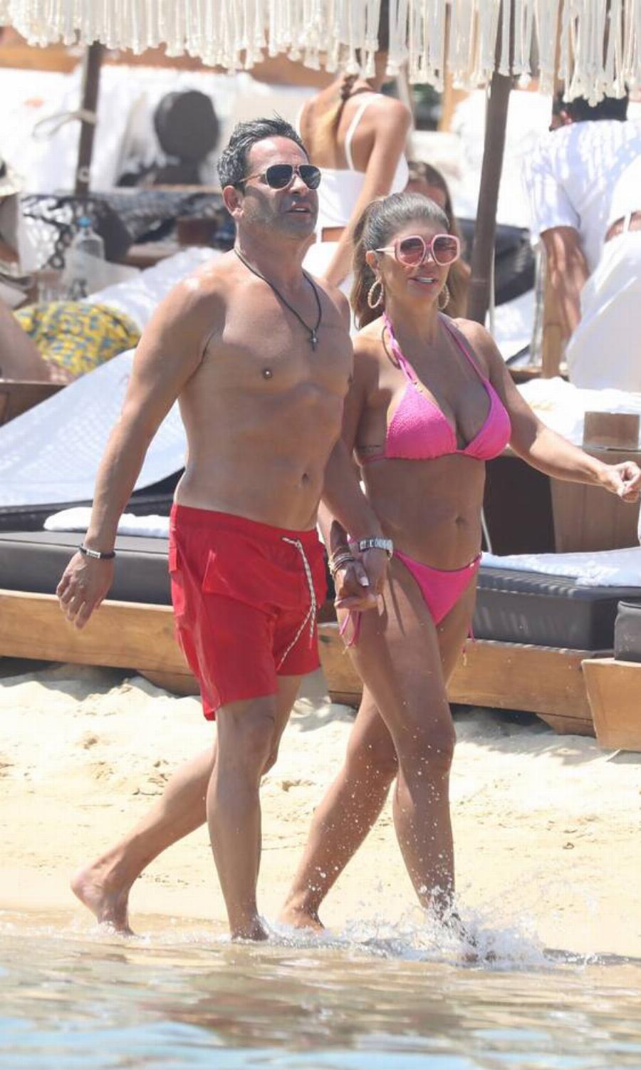 Μύκονος: Απολαυστικές διακοπές για το γνωστό ζευγάρι – Παραμένουν αχώριστοι στο ταξίδι του μέλιτος