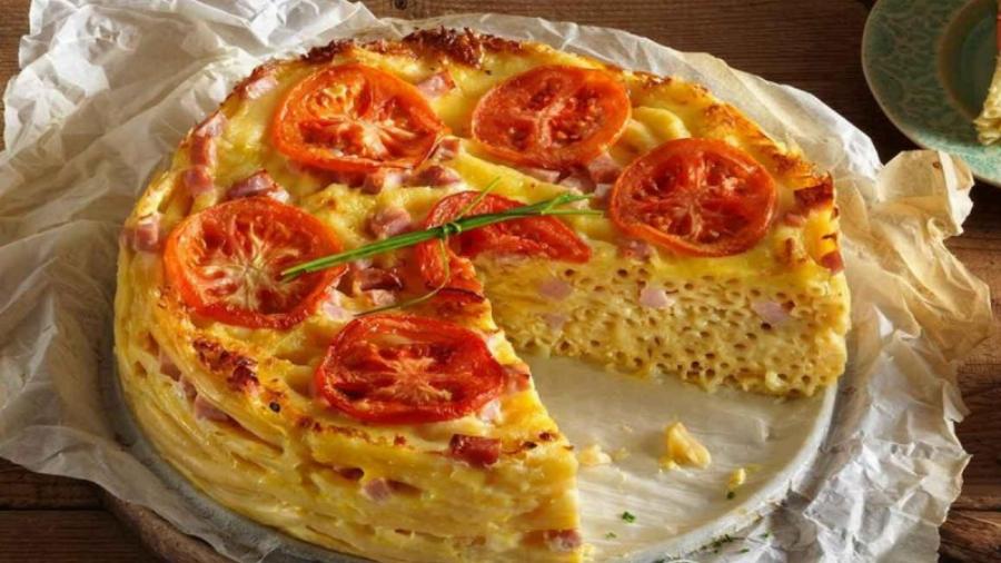Η πιο λαχταριστή και αλμυρή τούρτα: Τούρτα μακαρονιών με 4 τυριά, ζαμπόν και ντομάτα έτοιμη σε 10′